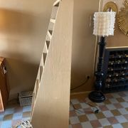 Étagère présentoir inclinée en bois peint