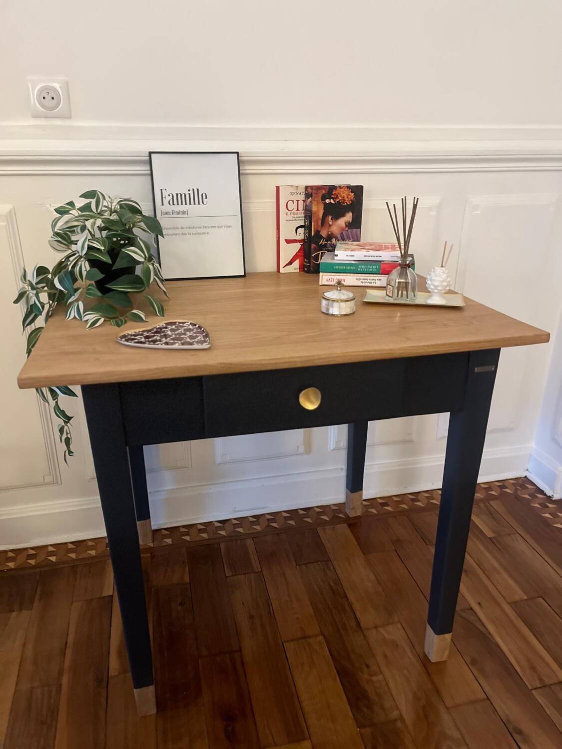 Bureau vintage rénové avec plateau en chêne massif.