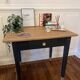 Bureau vintage rénové avec plateau en chêne massif.