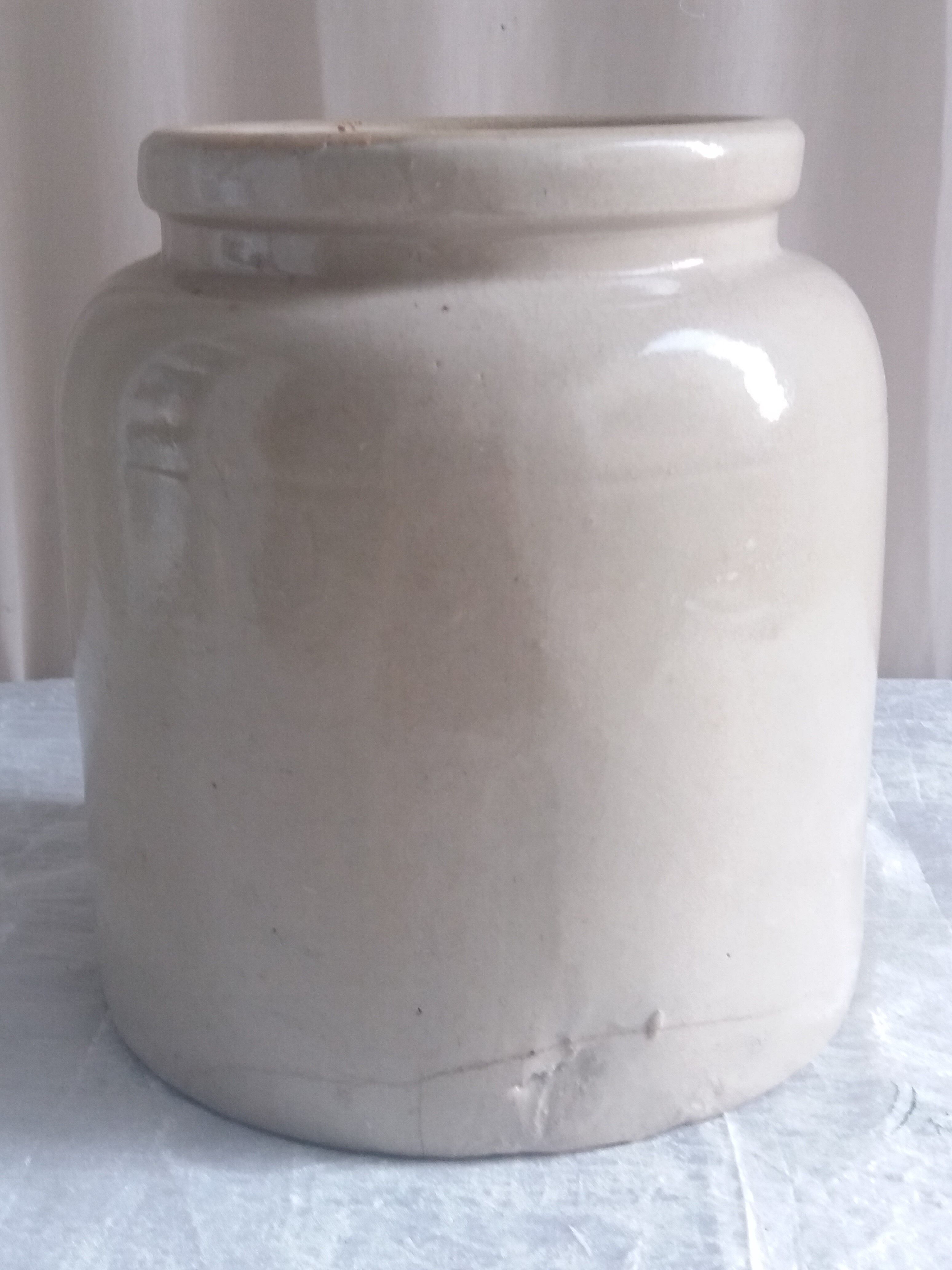 Light grey sandstone pot
