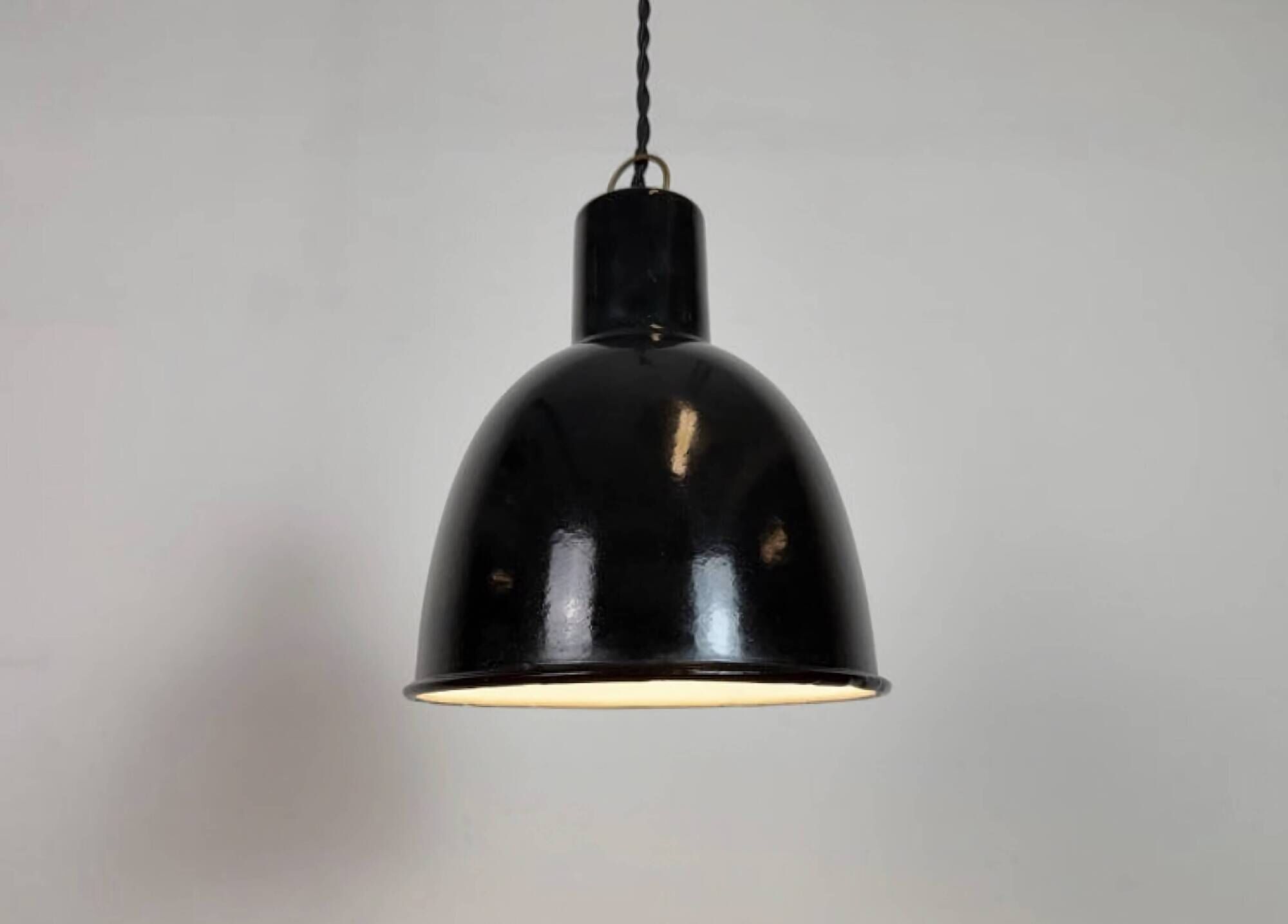 Suspension en émail noir industriel vintage, années 1950