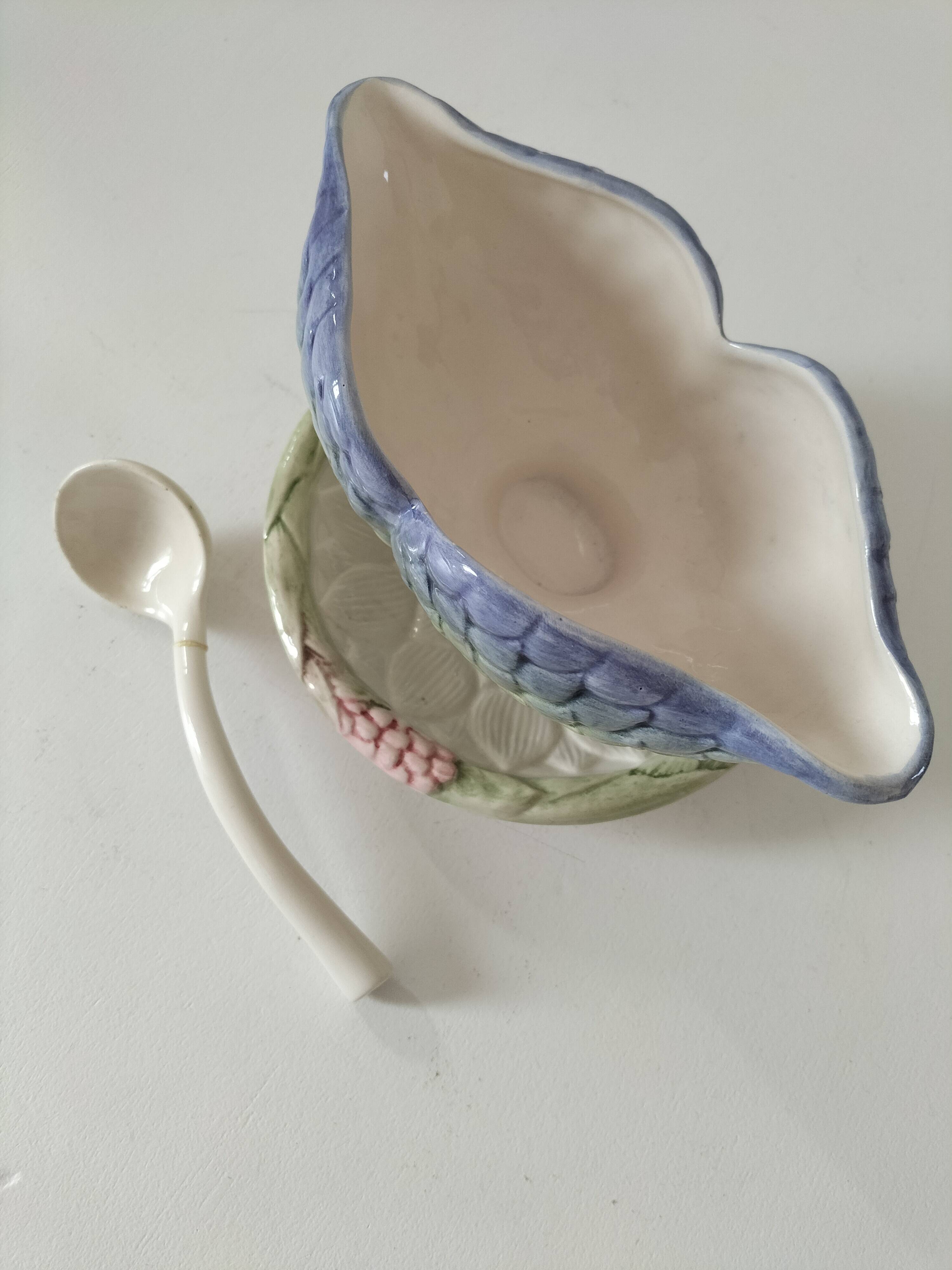 Saucière en barbotine fleurie Faianças Germano Portugal avec cuillère