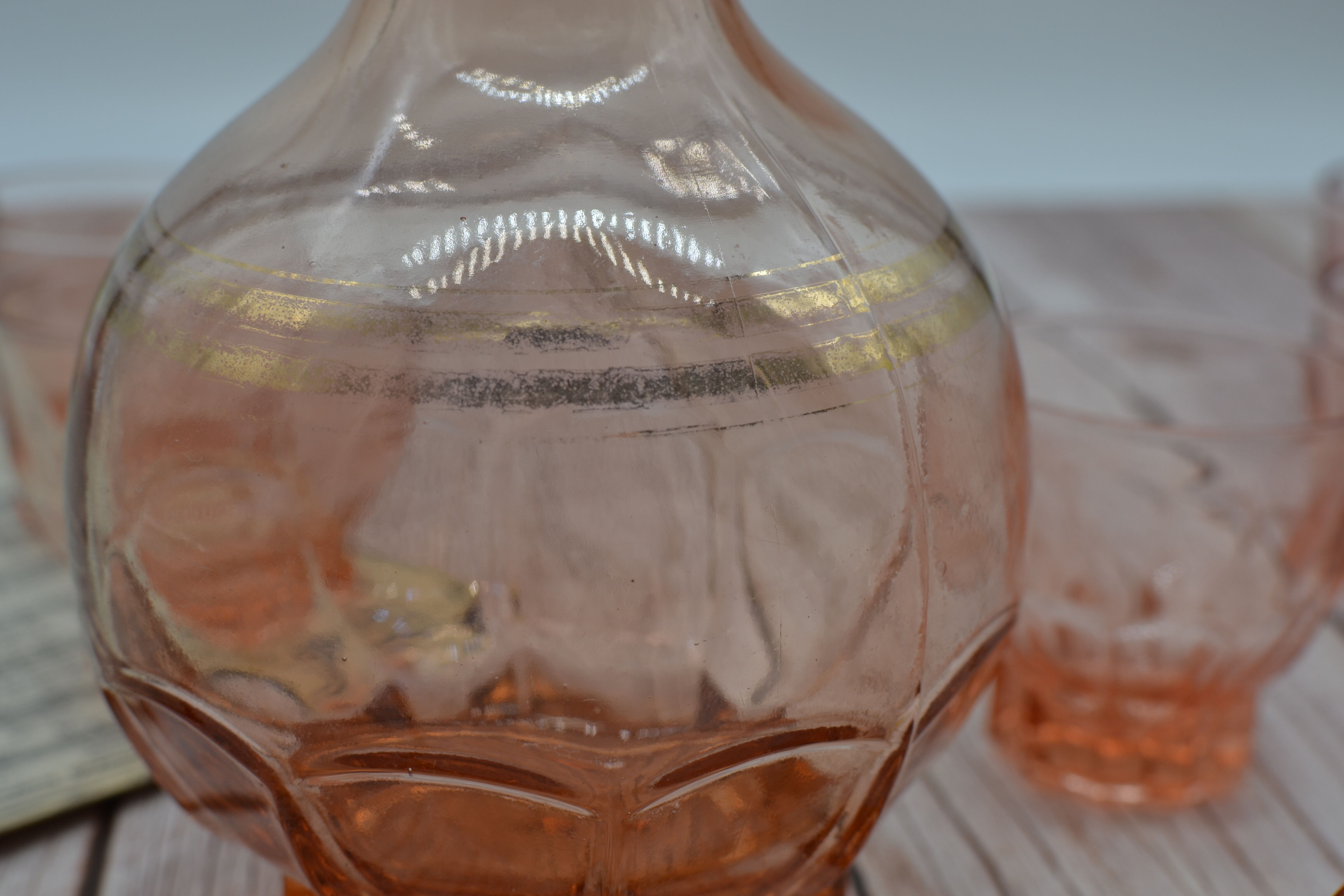 Vintage pink decanter with its 6 glasses