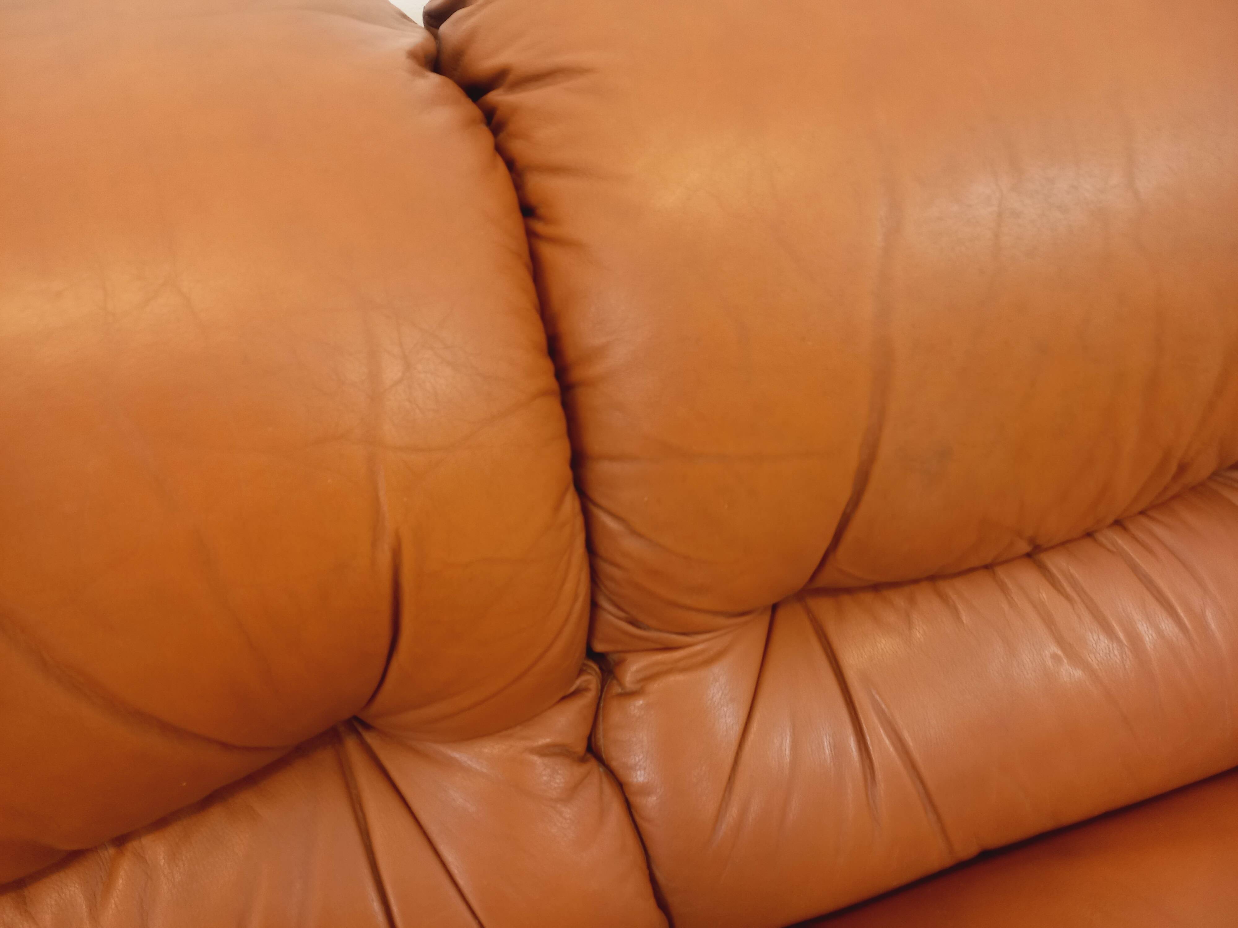 Vintage cognac camel leather canapé from the 1970s.