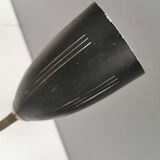 Applique ancienne avec abat-jour en métal noir et bras courbés en laiton