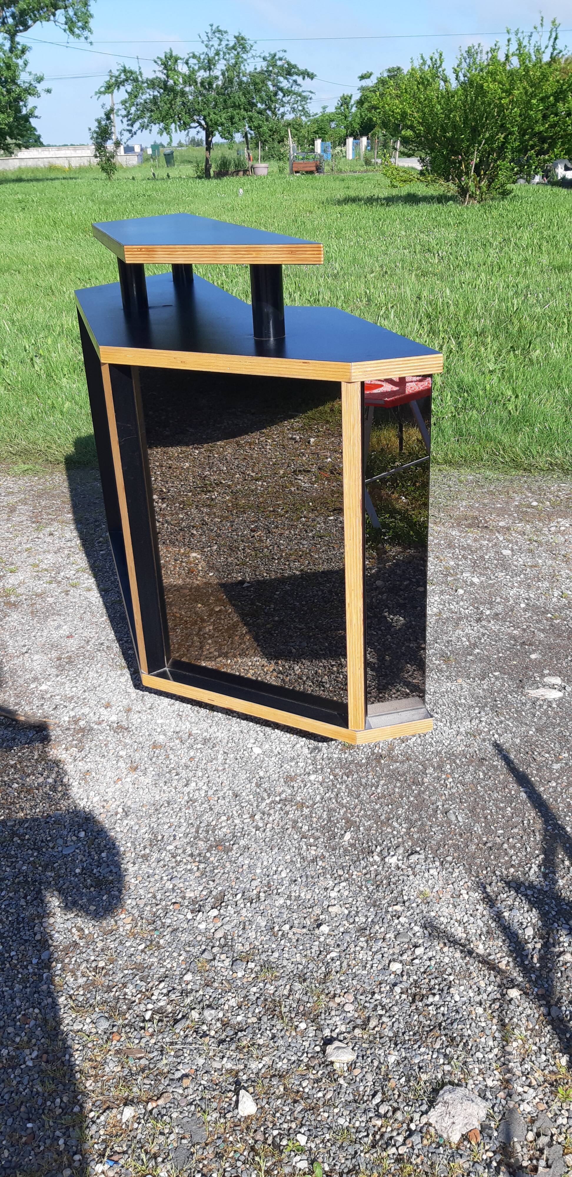 Store checkout counter