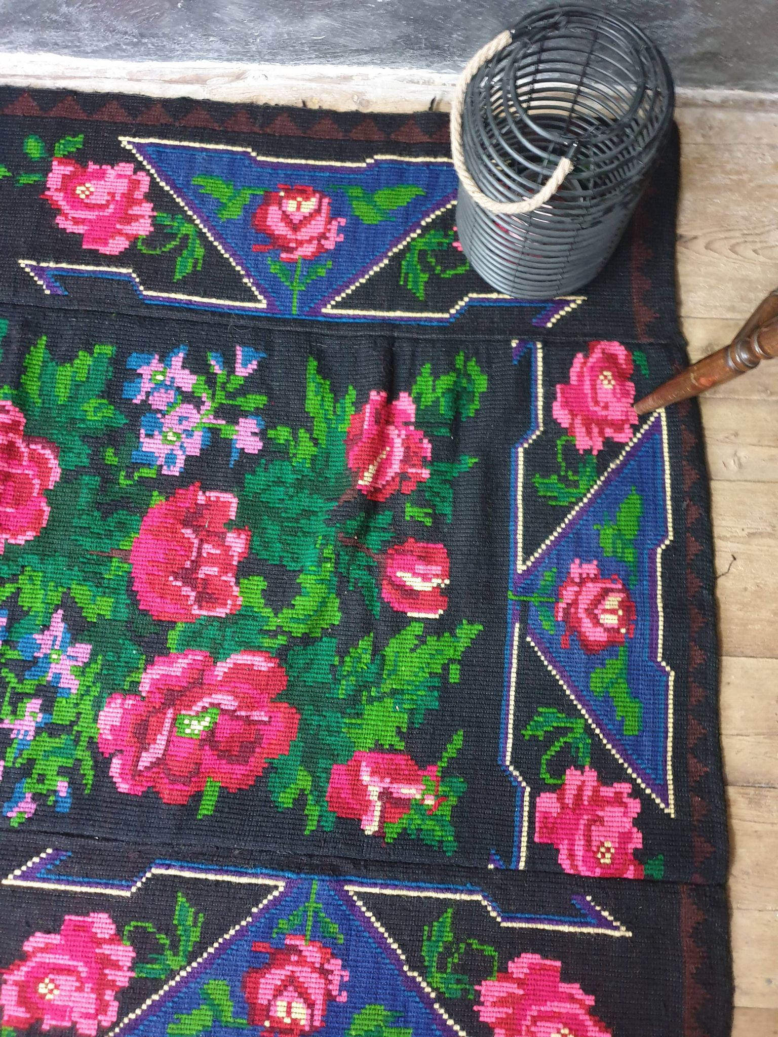 Tapis en laine florale tissée à la main fond noir avec roses roses