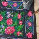 Tapis en laine florale tissée à la main fond noir avec roses roses