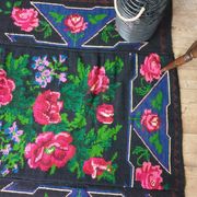 Tapis en laine florale tissée à la main fond noir avec roses roses