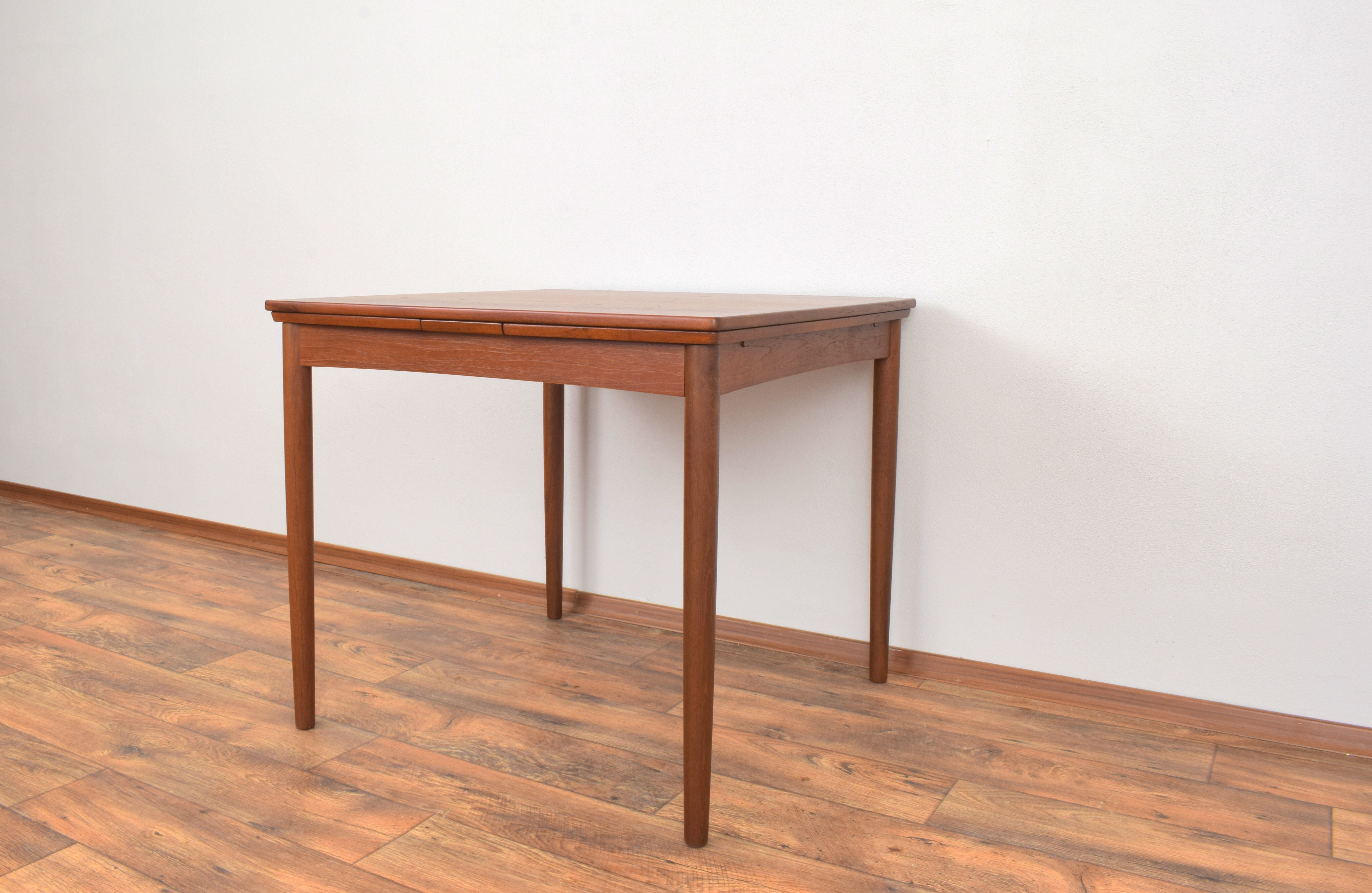 Mid-Century Danish Teak Extendable Dining Table from Hundevad & Co., 1960s.