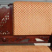 Ancienne banquette en bois et velours orange