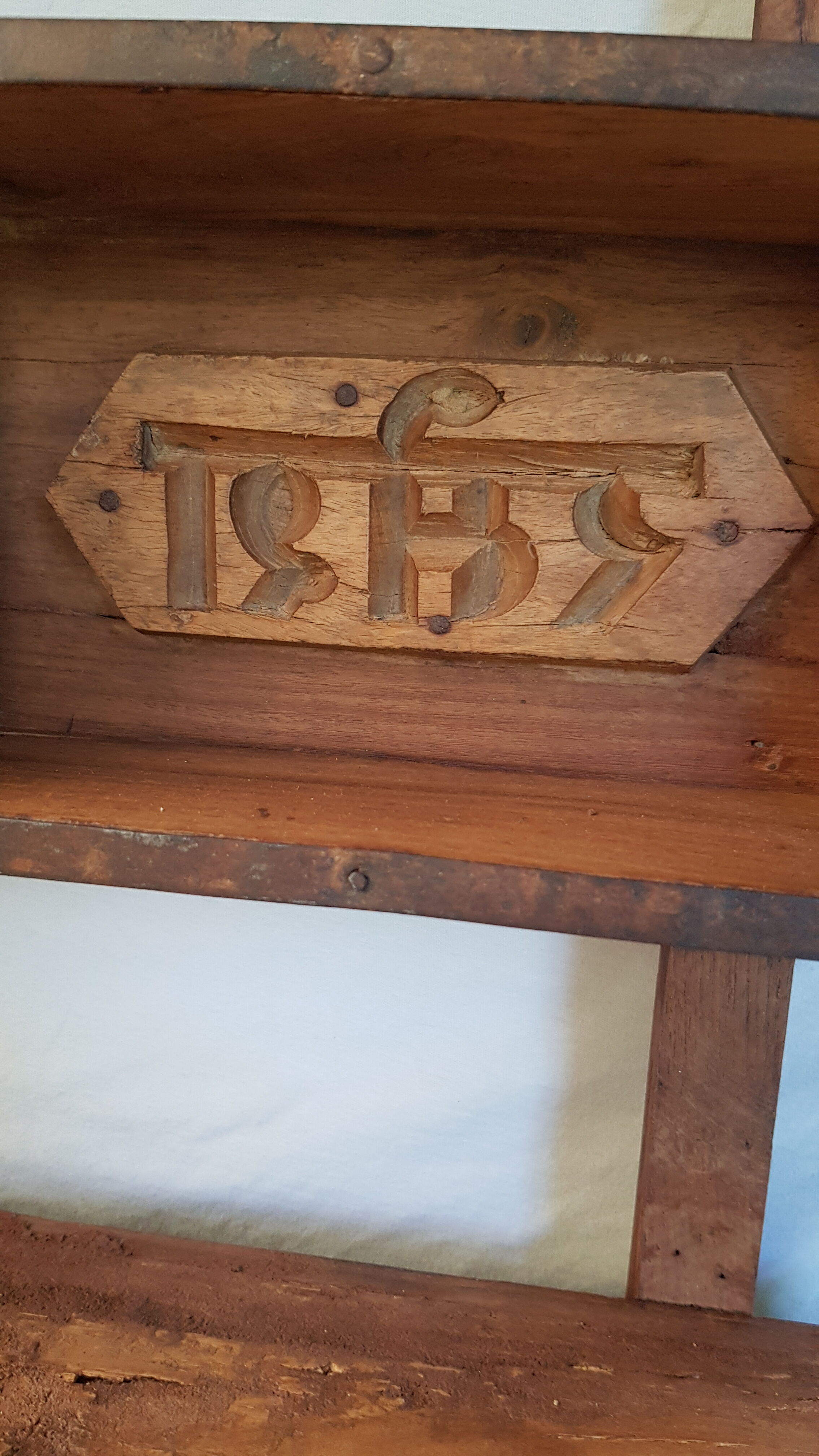 Etagère murale moules à briques en bois