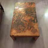 Table en cuir gravé