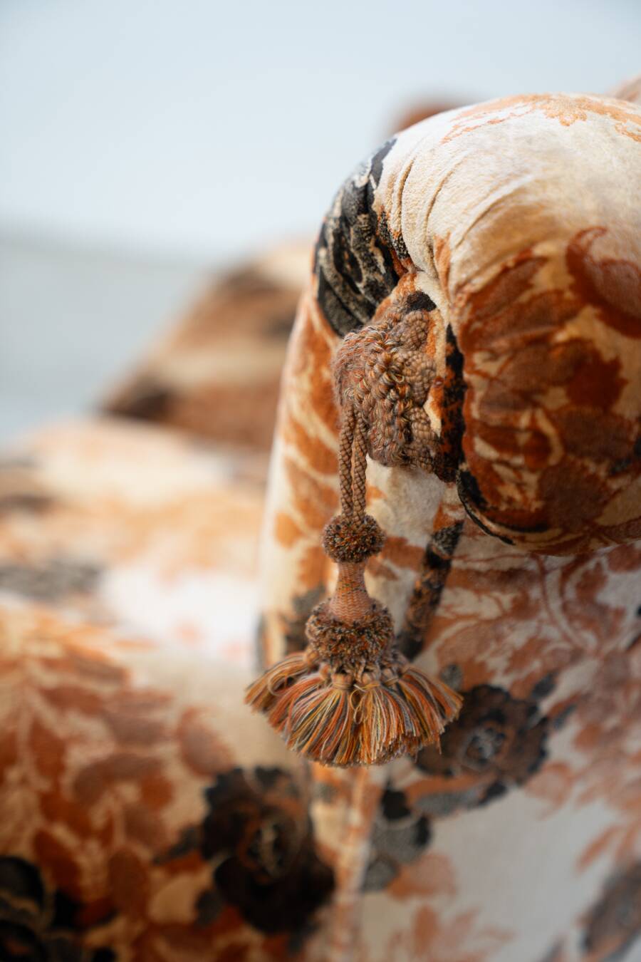 Living room composed of a 3-seater sofa and 2 armchairs, baroque style from the 1970s.