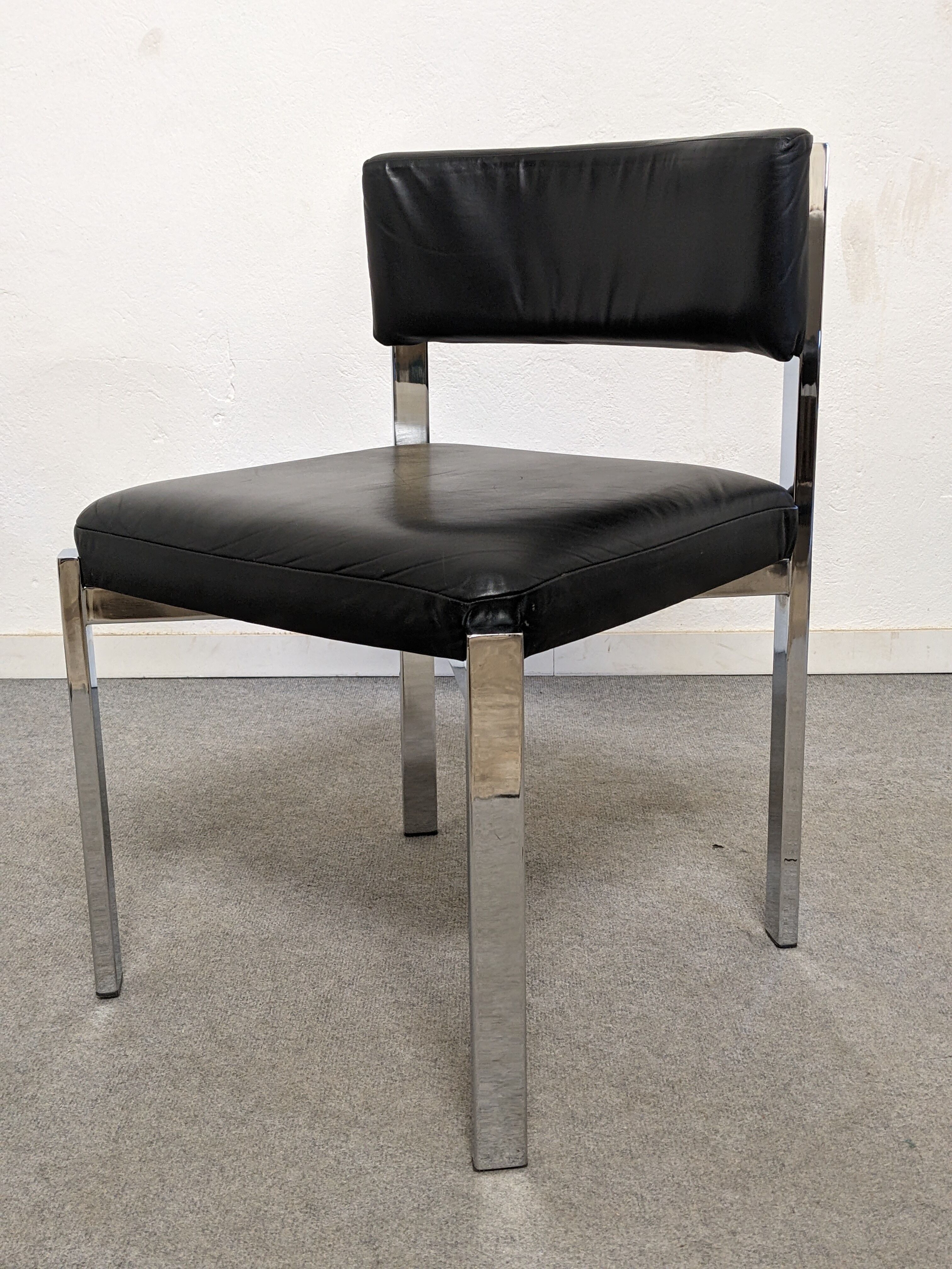 Série de 4 chaises en cuir et acier chromé Roche Bobois des années 70