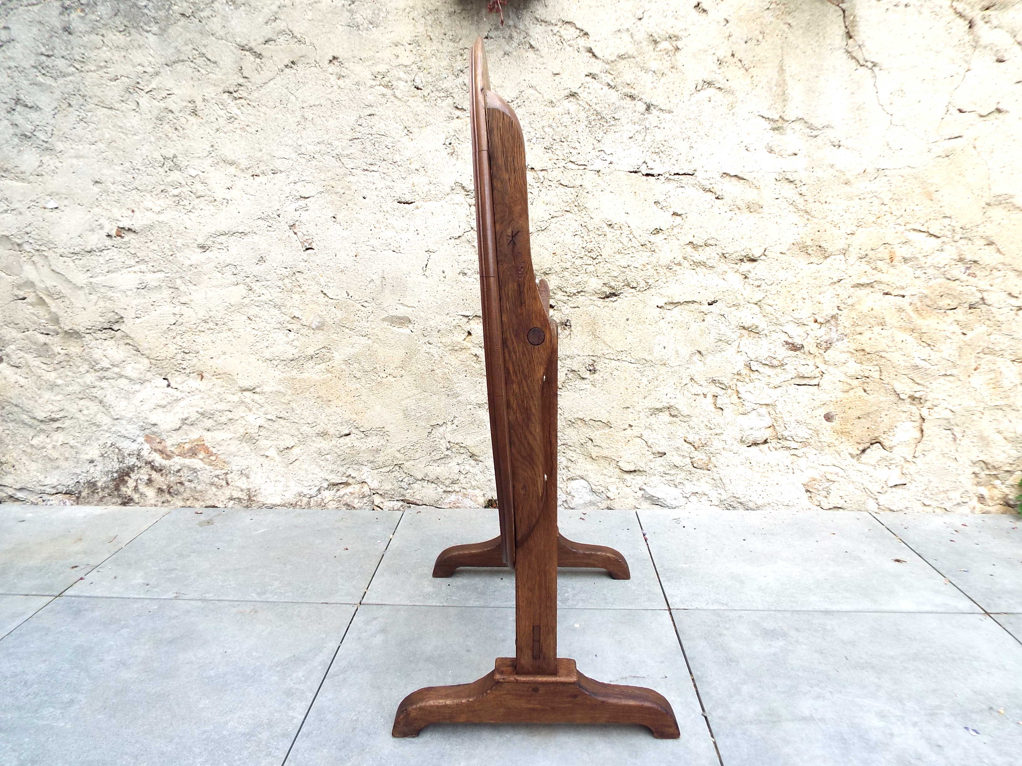 Folding round table winemaker