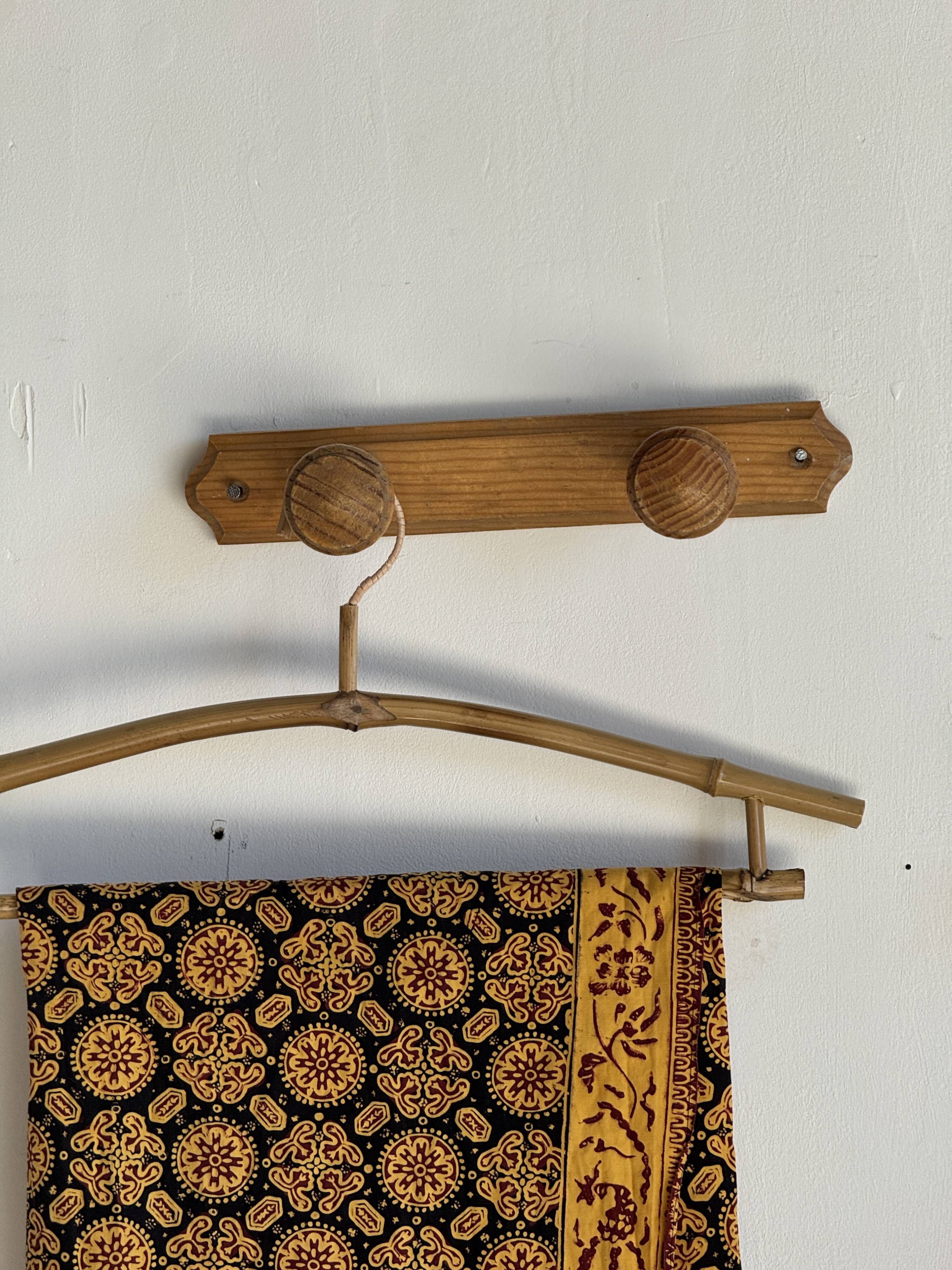 Small coat hook with two round button hooks in pine H5