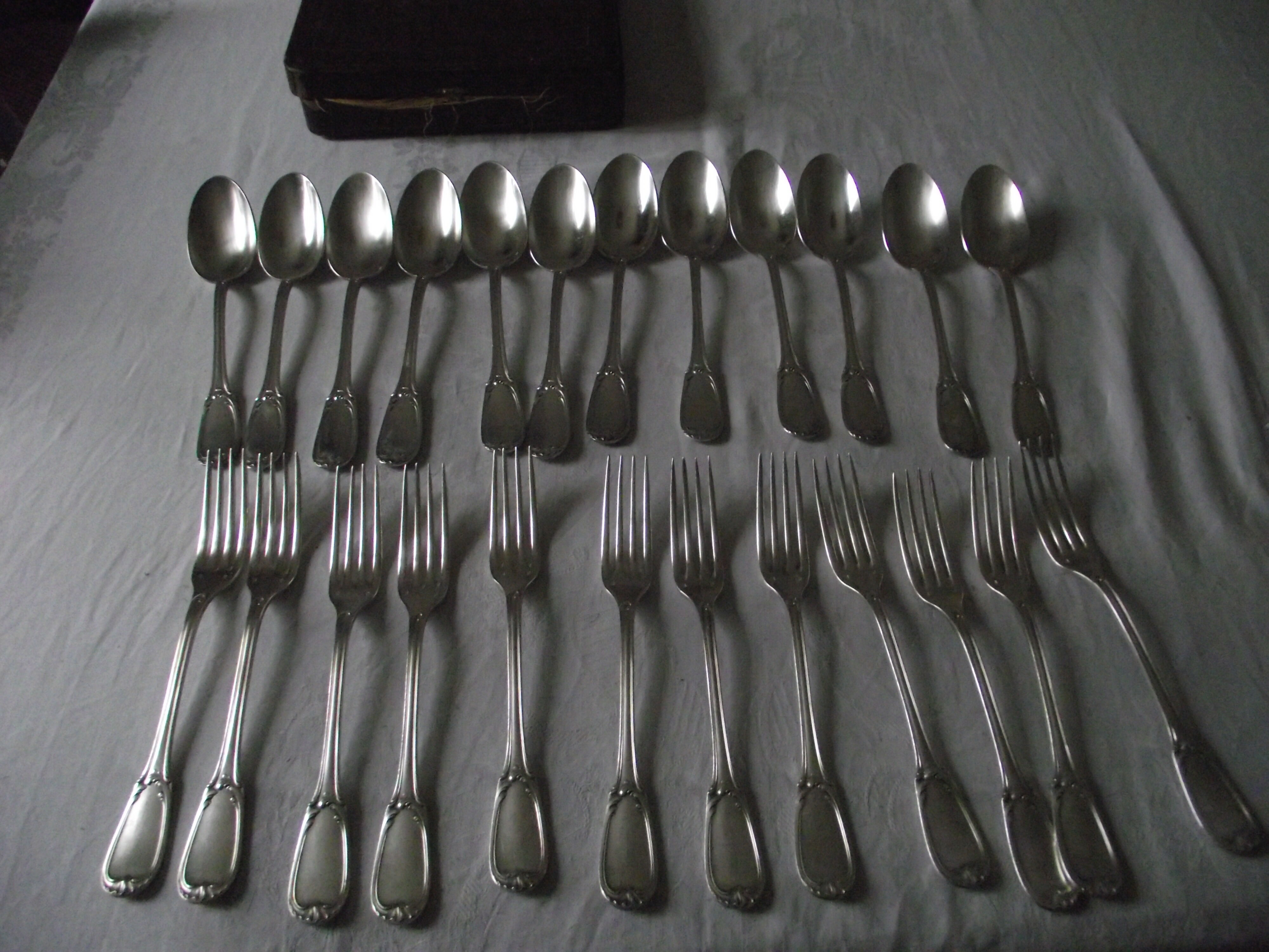 Menagère 24 pieces silver metal Louis XV style.