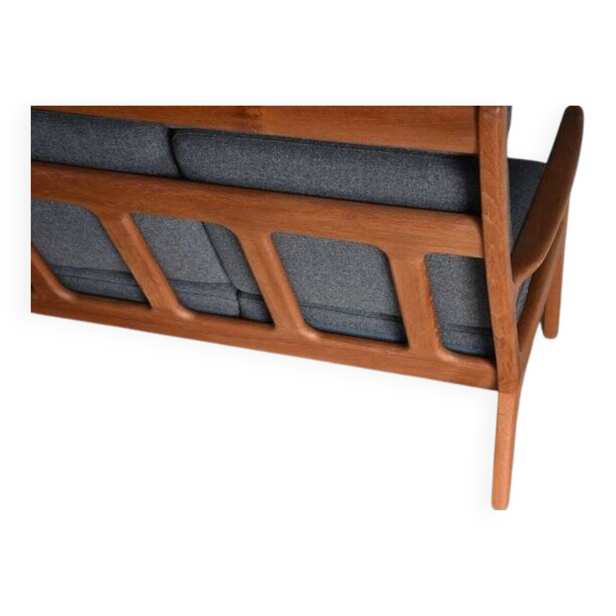 Canapé à dossier haut de style mid-century recouvert de tissu Kvadrat