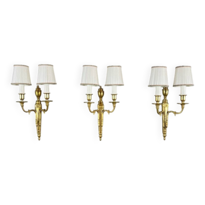 Suite de trois appliques murales de style Louis XVI en bronze doré, XXe Siècle