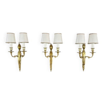 Suite de trois appliques murales de style Louis XVI en bronze doré, XXe Siècle