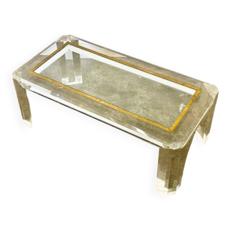 Table basse épaisse en Lucite avec détails en laiton et plateau en verre. France, années 1980.