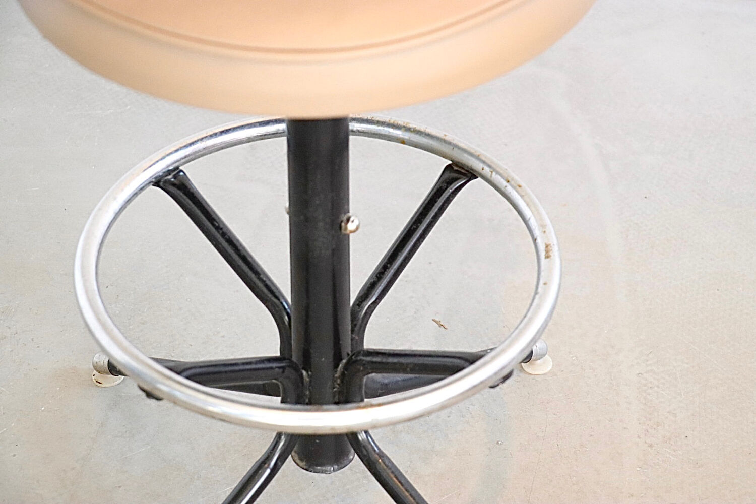 Tabouret de bar par Admiral Chrome Corp. USA 1950's