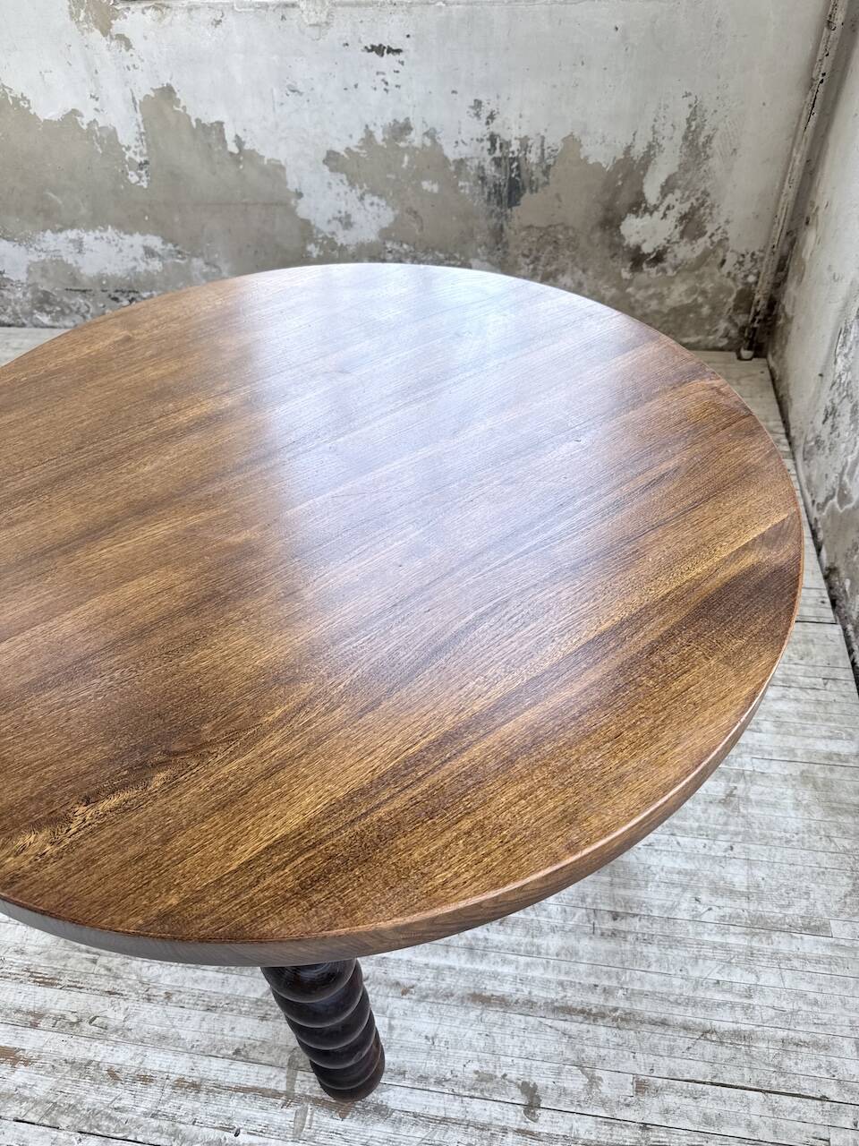 Table 1900 walnut round turned legs