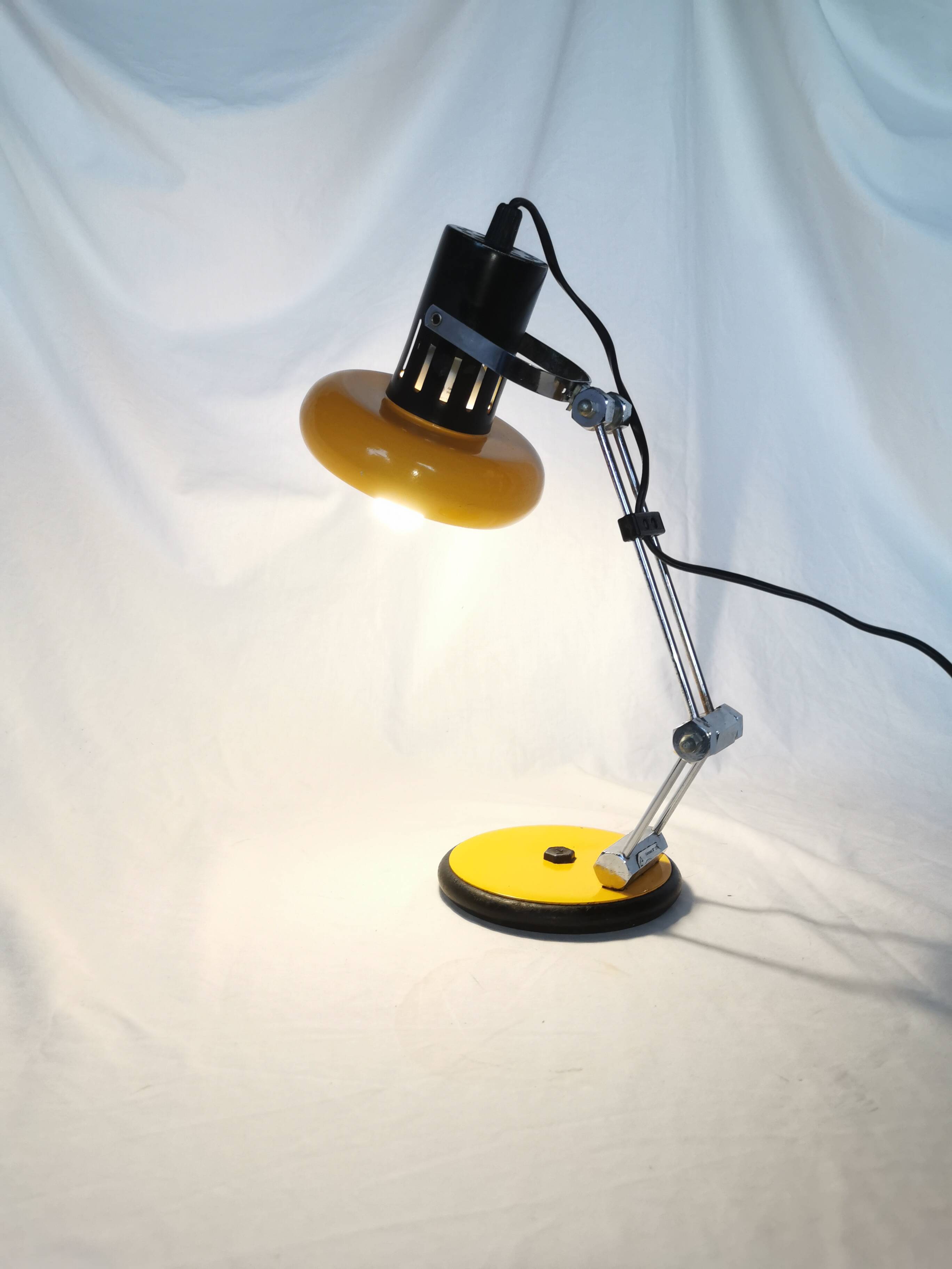 Articulated lamp in lacquered steel, Aluminor, France, 1980.