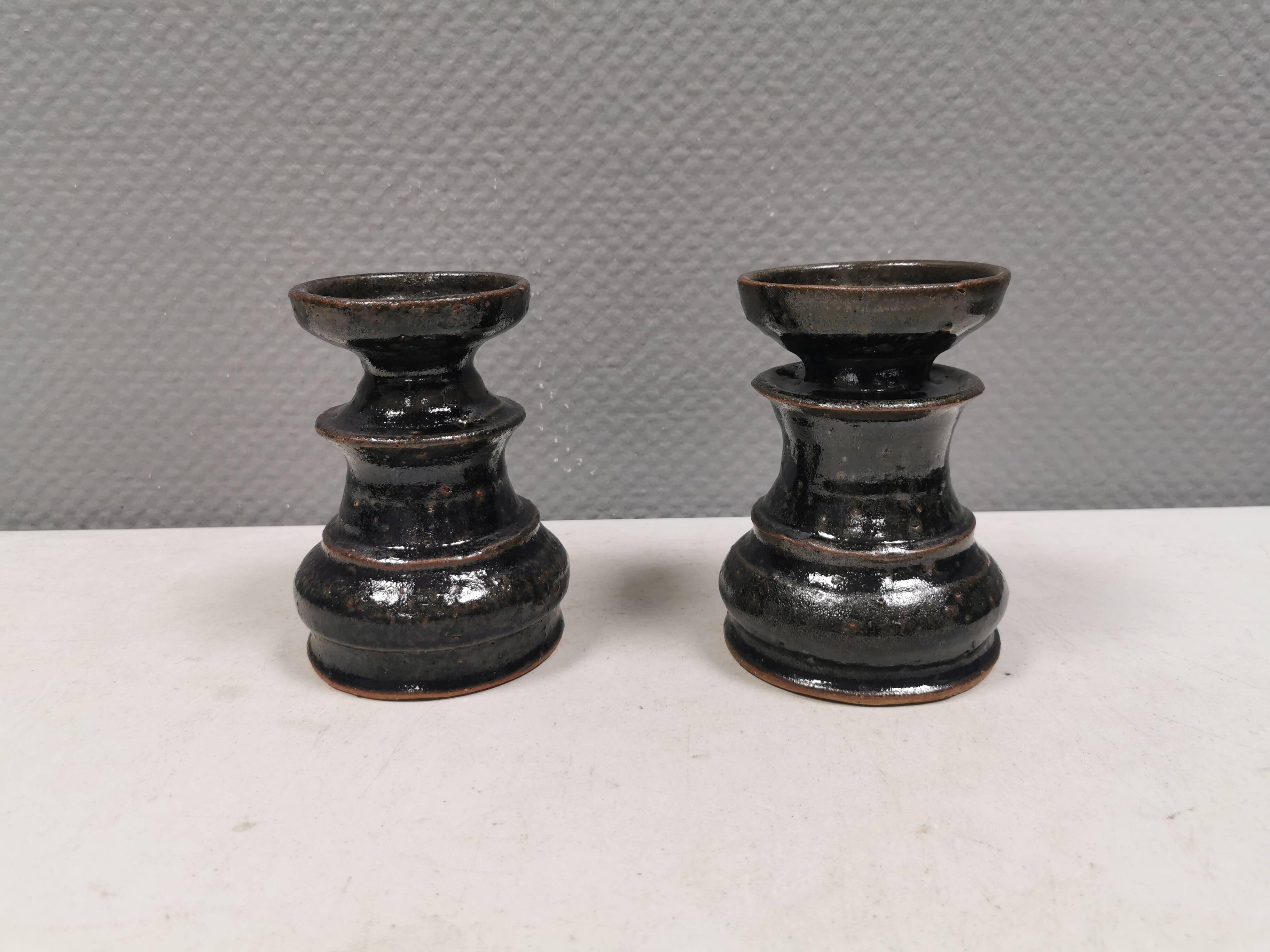 Paire de candélabres Rutsikke par la céramique danoise Lautrup des années 1980.