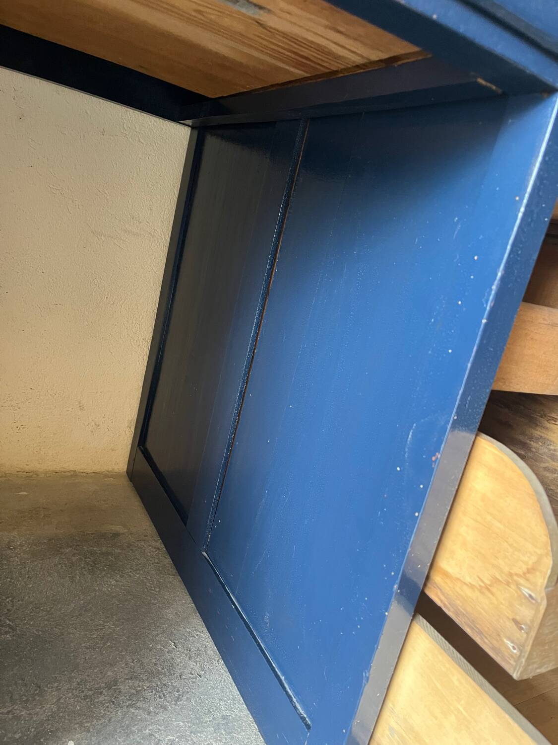 Old office from the 80s repainted in blue