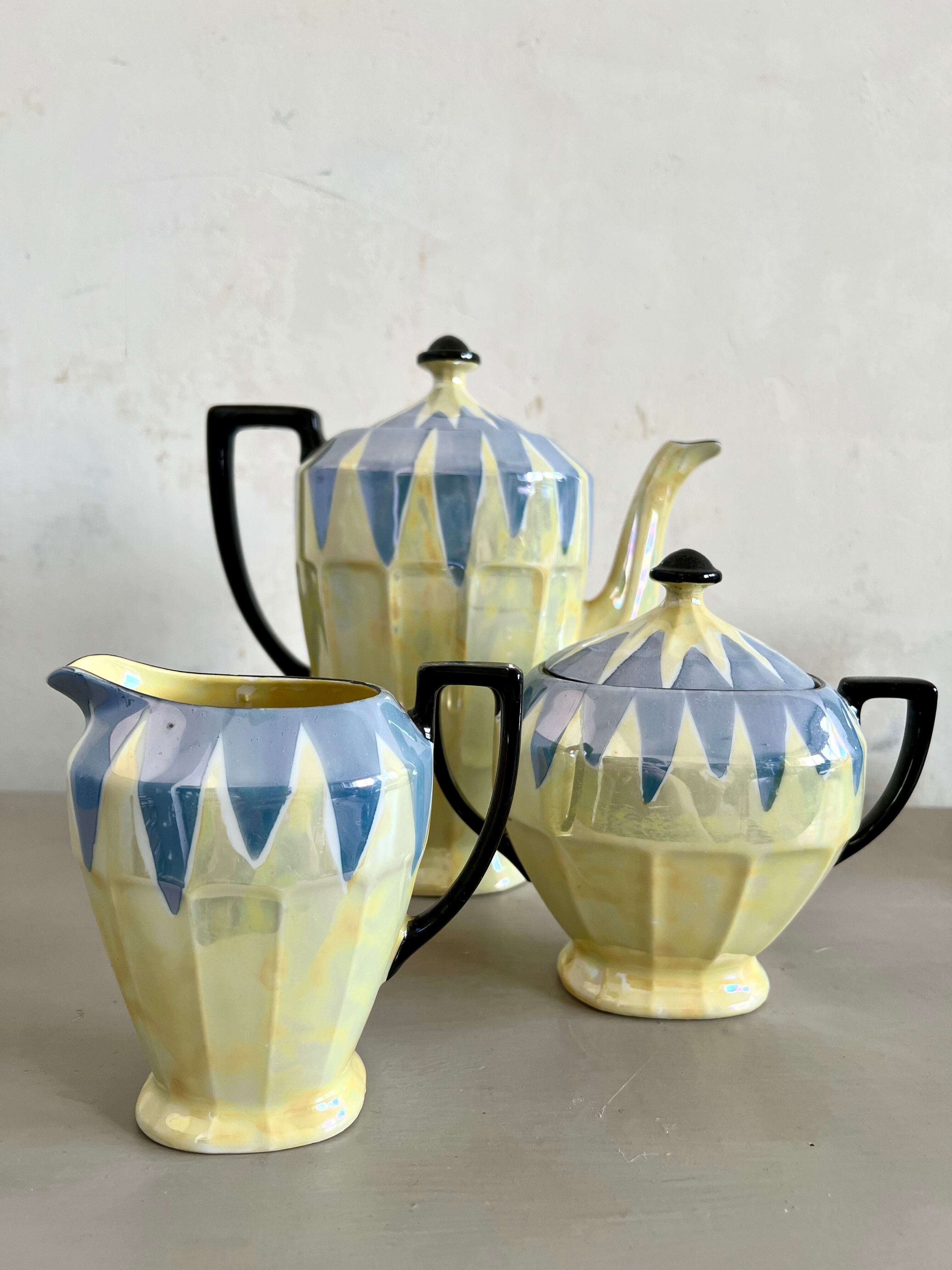 Art Deco coffee set in fine pearlescent porcelain 20s