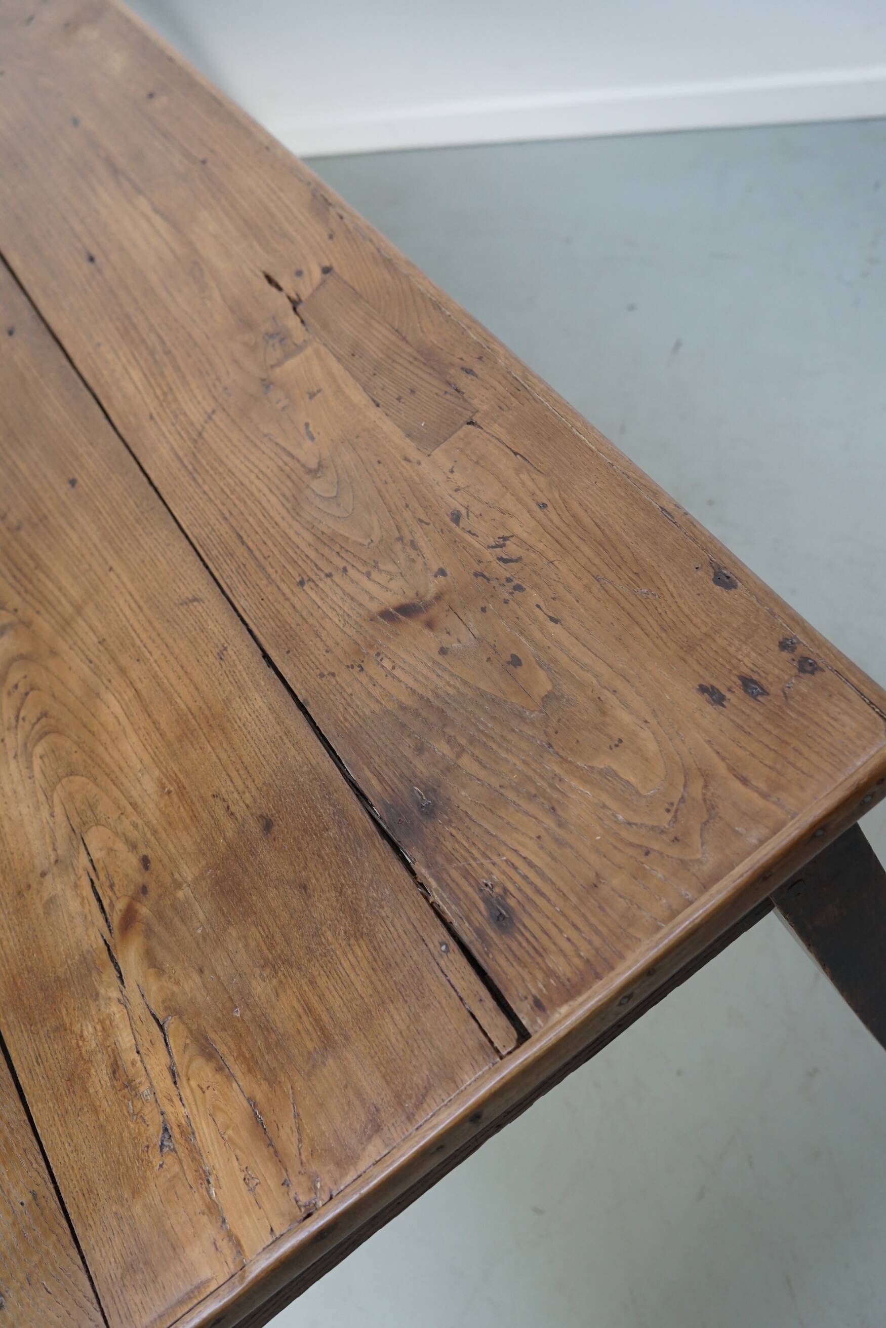 Large rustic farmhouse dining table from the French 19th century, in old elm