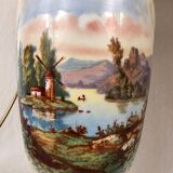 Grande paire de vases XIXe en porcelaine polychrome à décor de paysages, montés en lampes