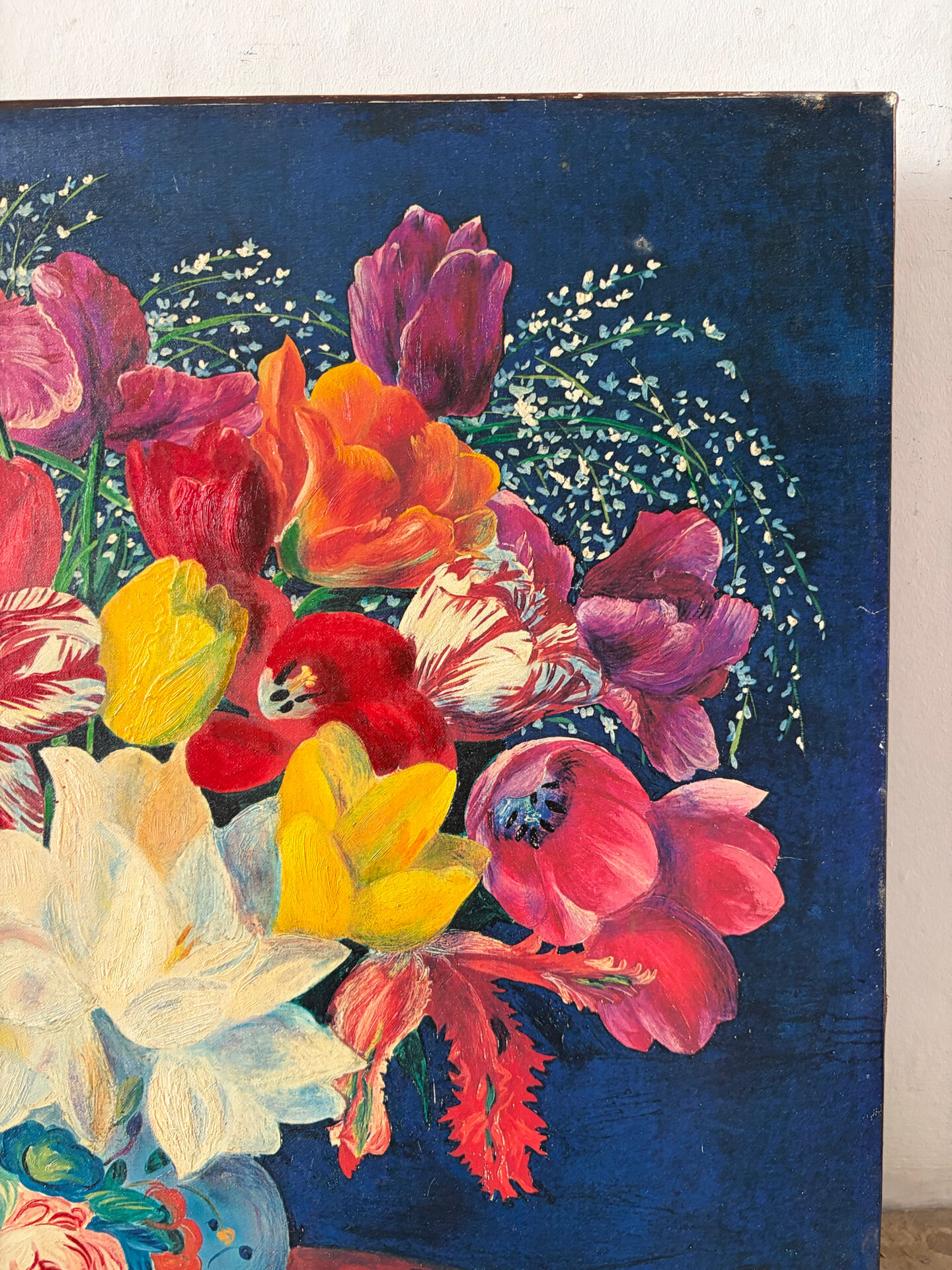 Bouquet rouge sur entablement, signé 1952