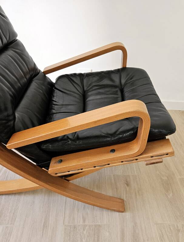 Scandinavian armchair in wood and leather.