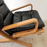 Scandinavian armchair in wood and leather.