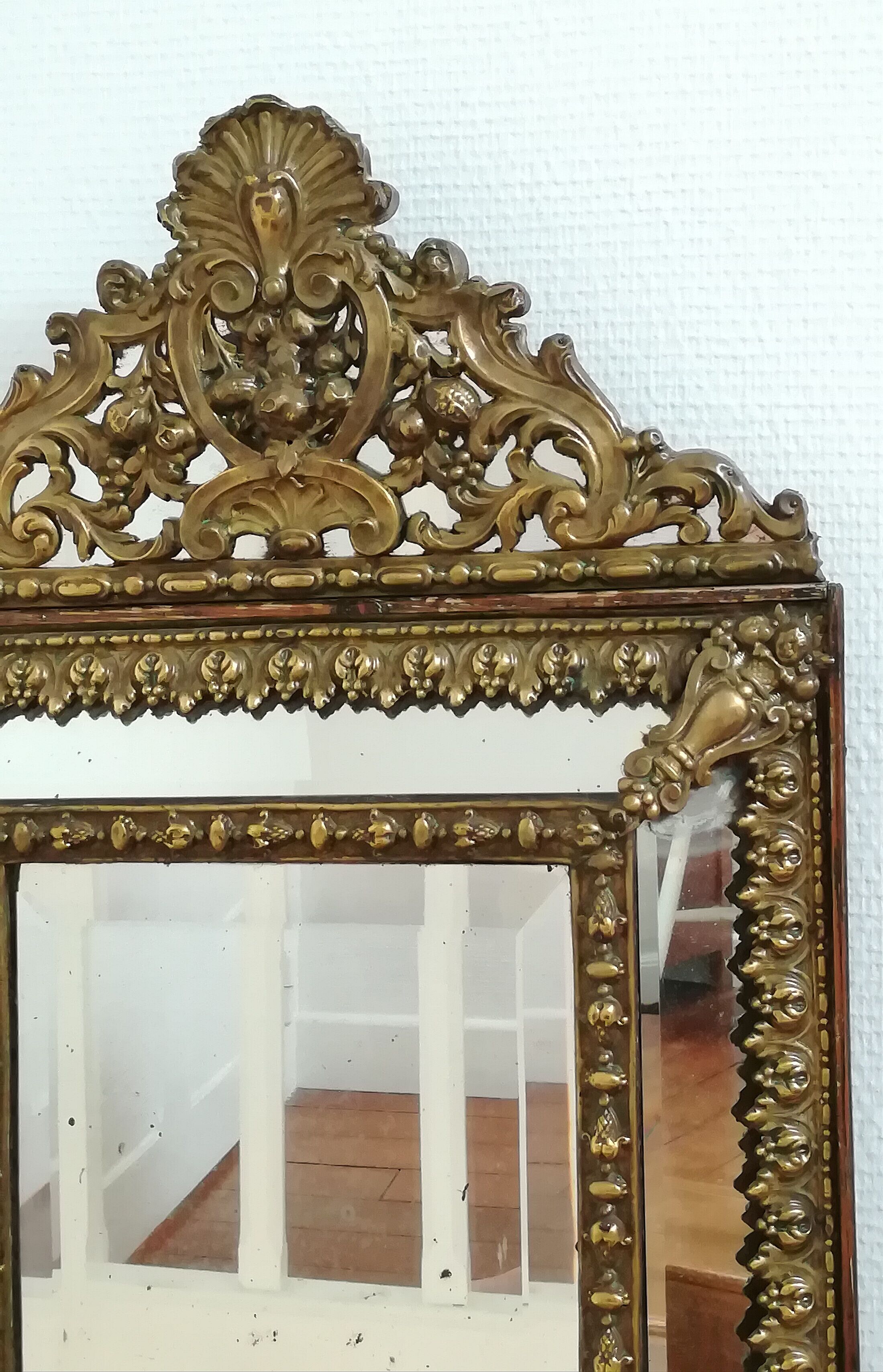 Miroir à parecloses en laiton repoussé et bois Napoléon III 43x70cm