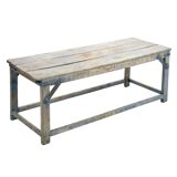 Table basse en bois et renforts en métal à patine bleue