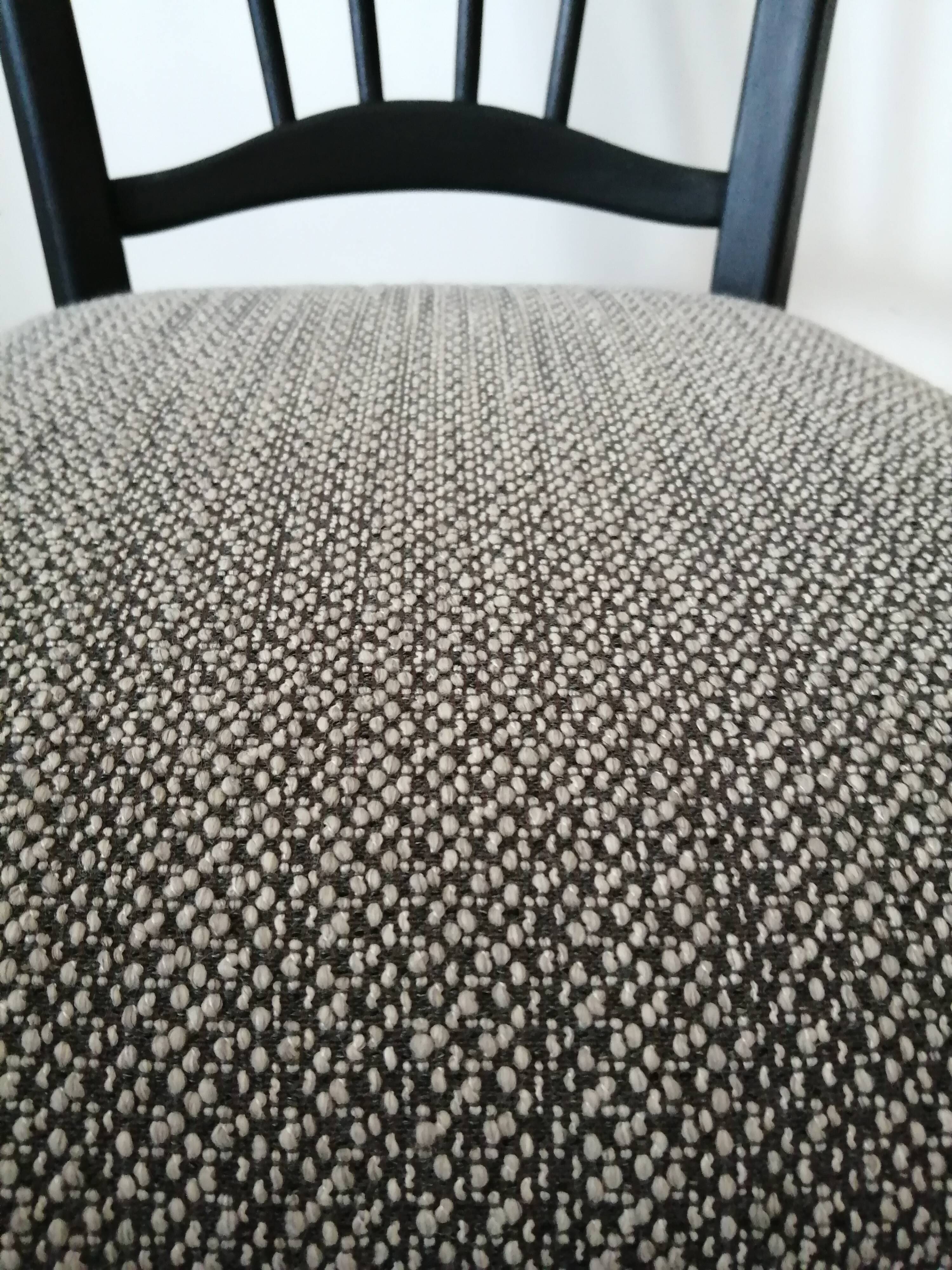 Lot 2 chairs wood fabric