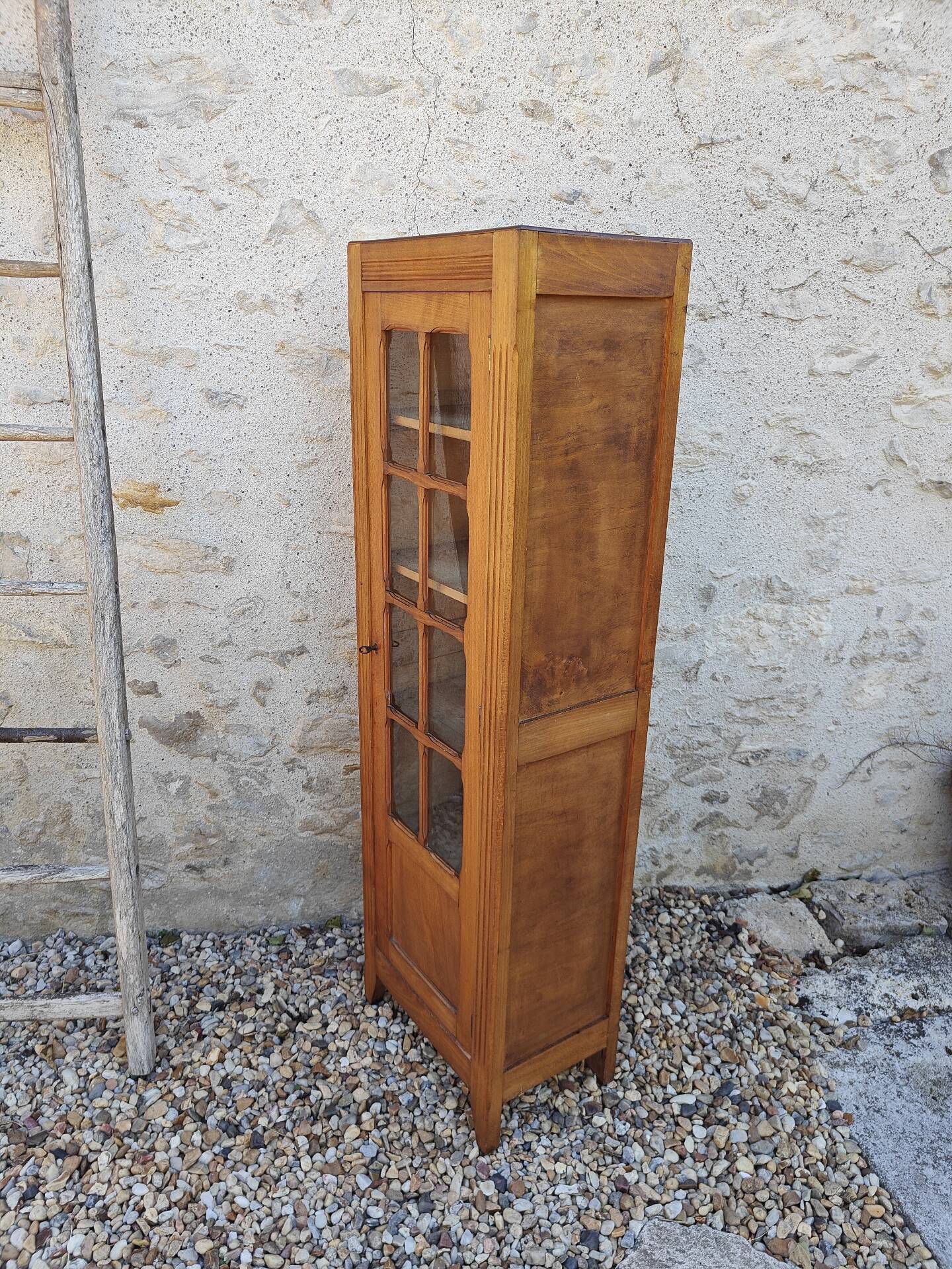 Showcase an old door, small bookshelf.