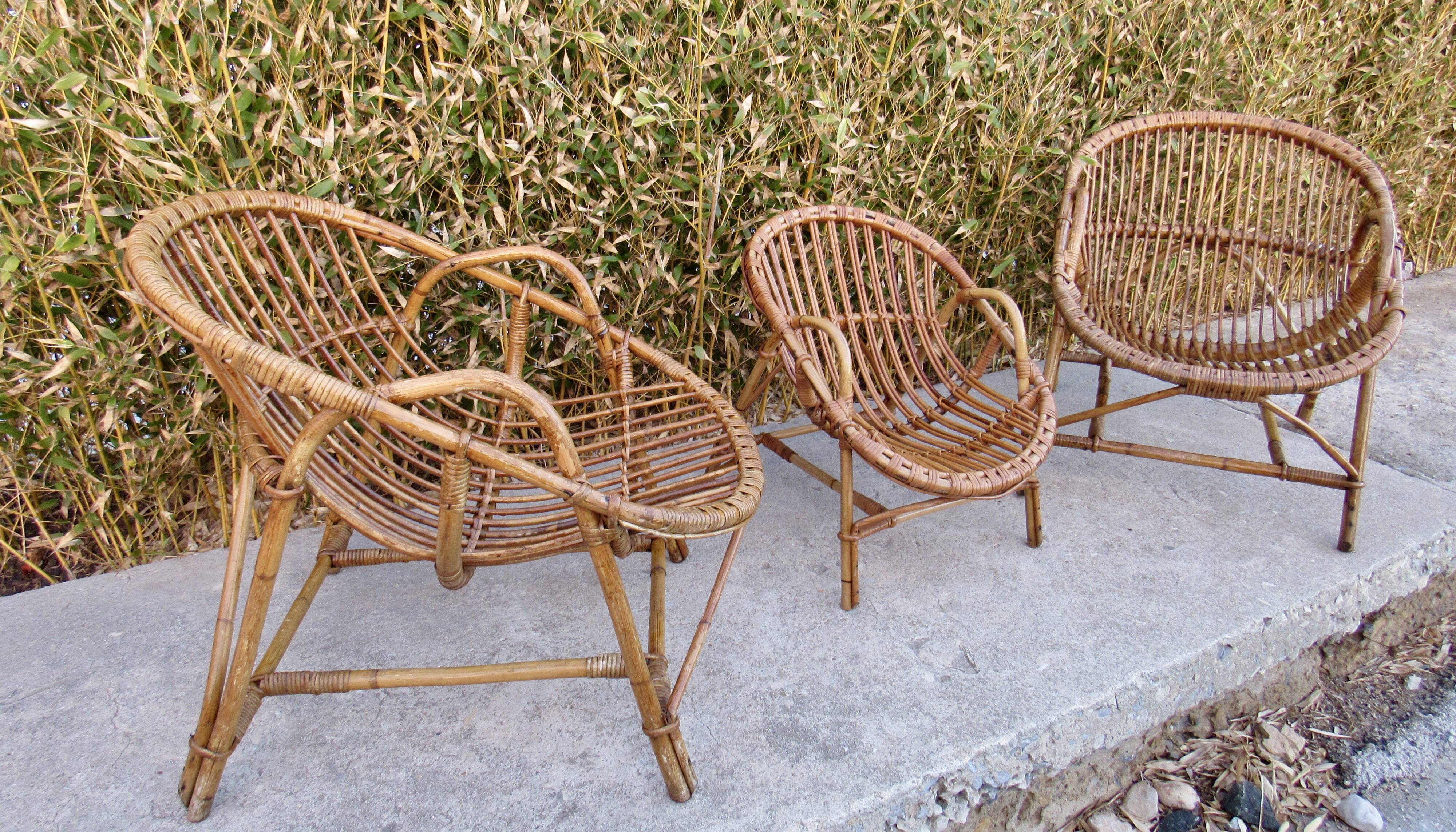 Set de trois fauteuils en rotin.