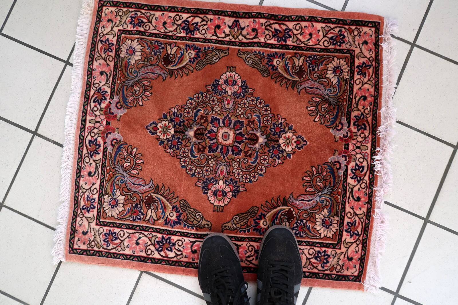 Vintage Sarouk wool rug, rose field & diamond medallion, c. 1950s