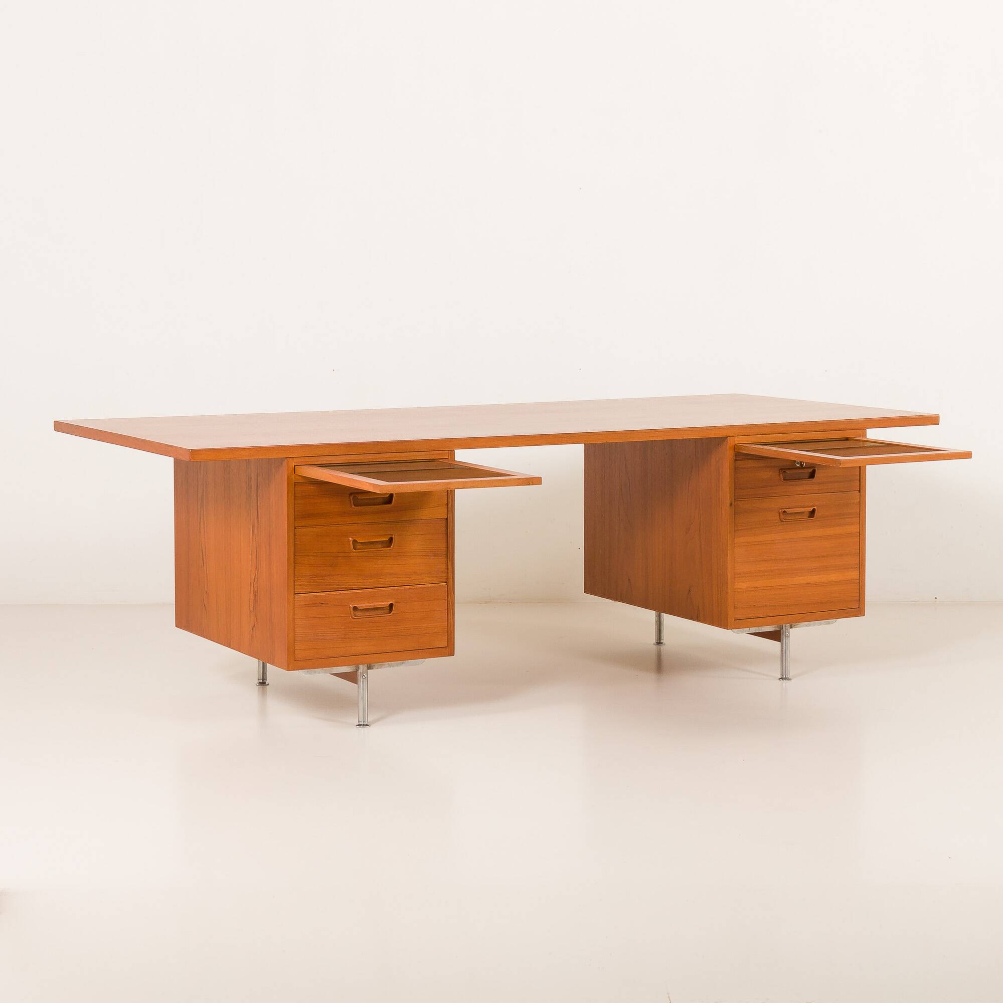 Bureau de direction extra large en teck, style danois du milieu du XXe siècle, années 1970