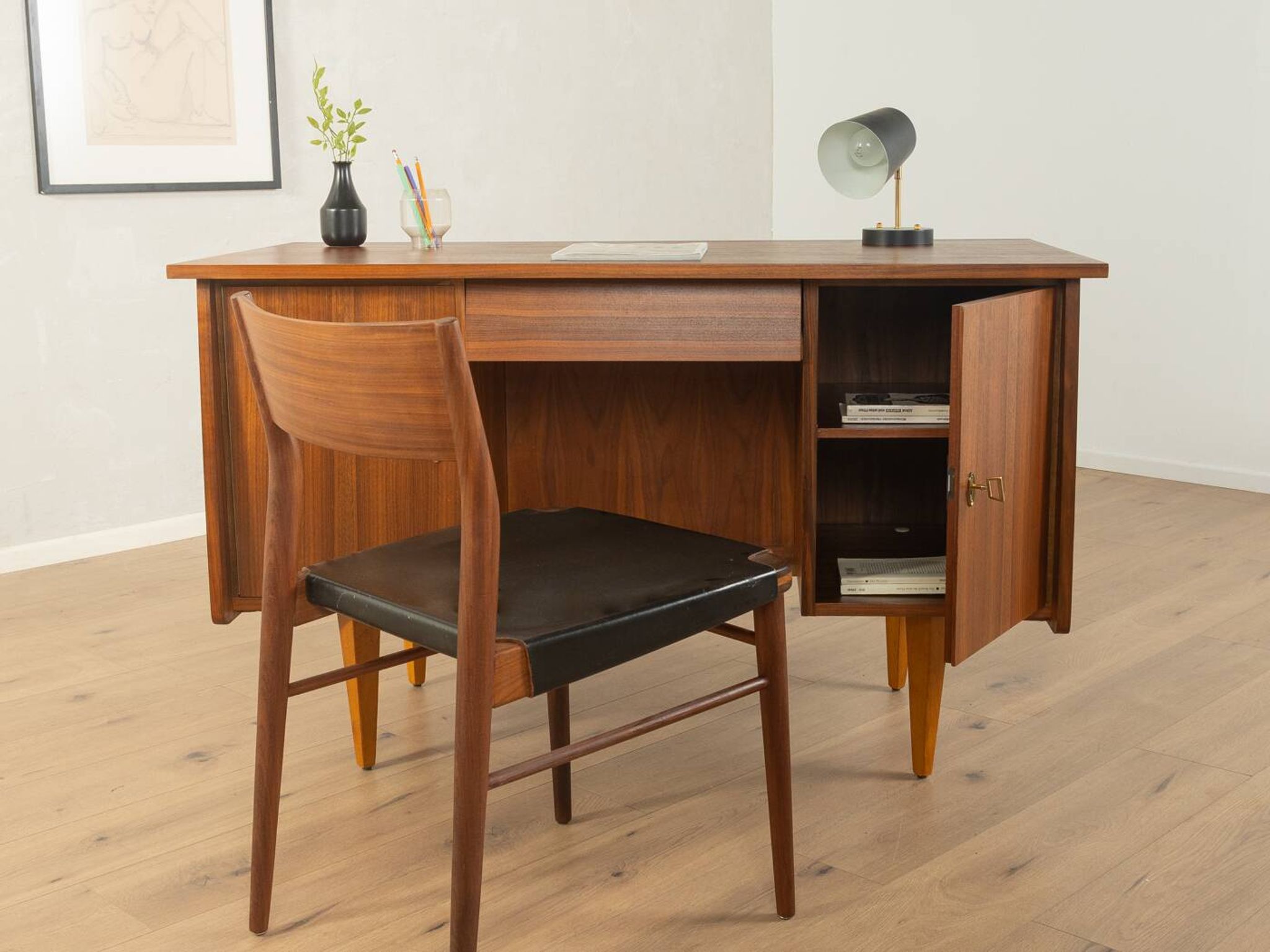 Bureau classique autoportant des années 1950, en placage de noyer.