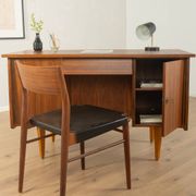 Bureau classique autoportant des années 1950, en placage de noyer.