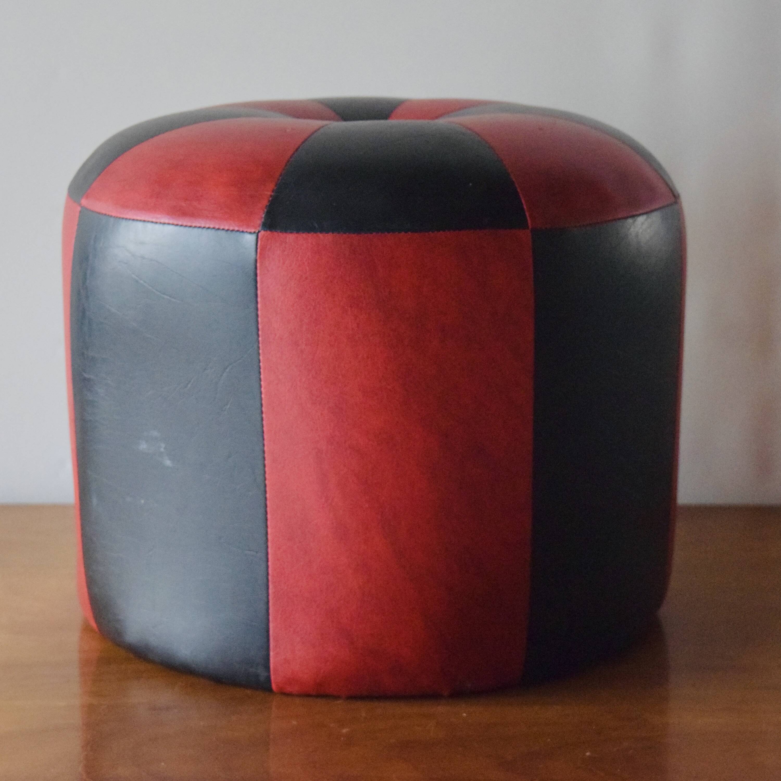 Vintage round pouf in red and black Skai