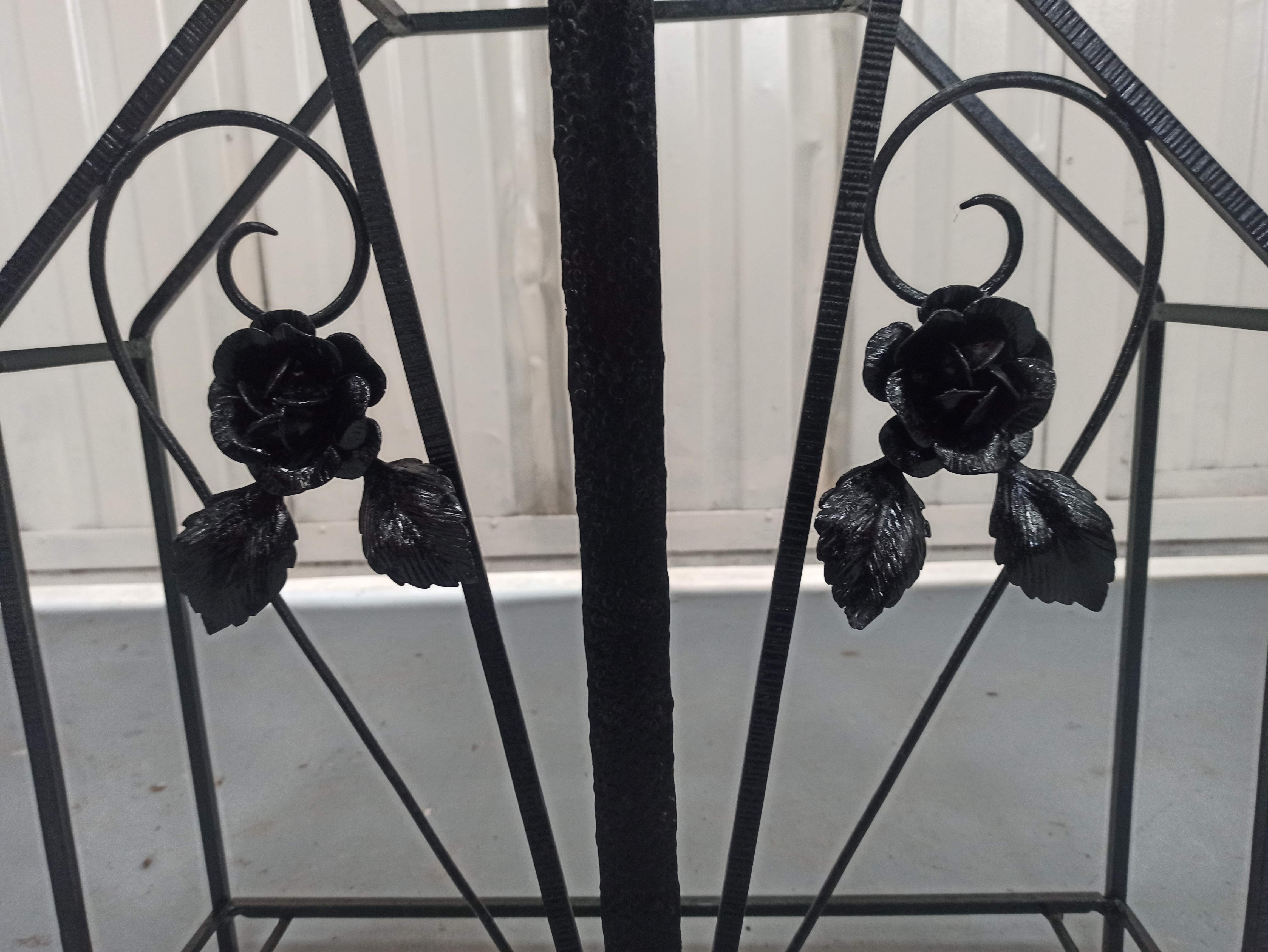 Pink-decorated iron umbrella door.