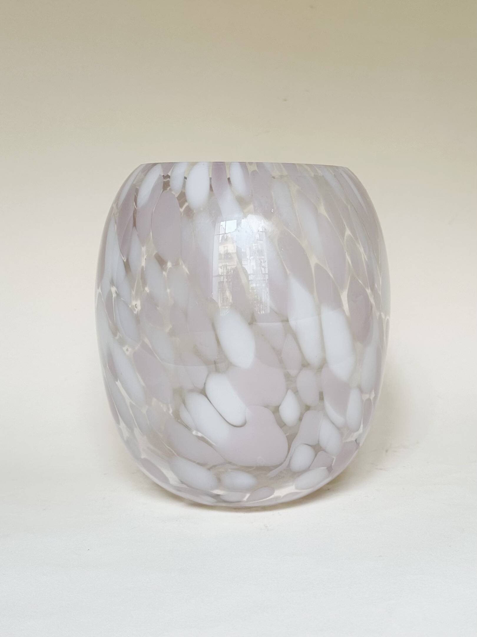 Vase en verre soufflé moucheté
