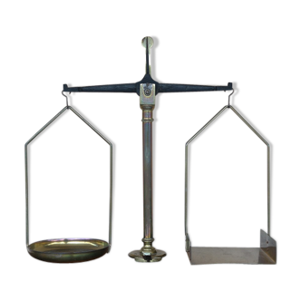 Pharmacy scale or postal type trebuchet